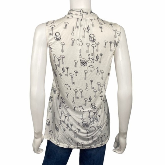 CAbi Off White Sleeveless Blouse Lock & Key Print Tie Front Button Top Size XS - Picture 5 of 7